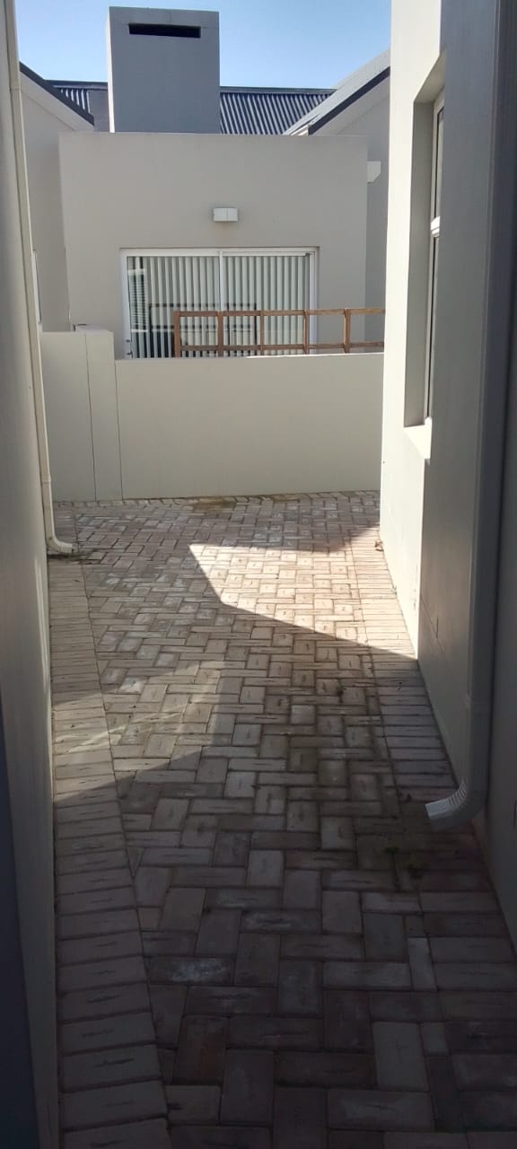 To Let 4 Bedroom Property for Rent in Laguna Sands Western Cape